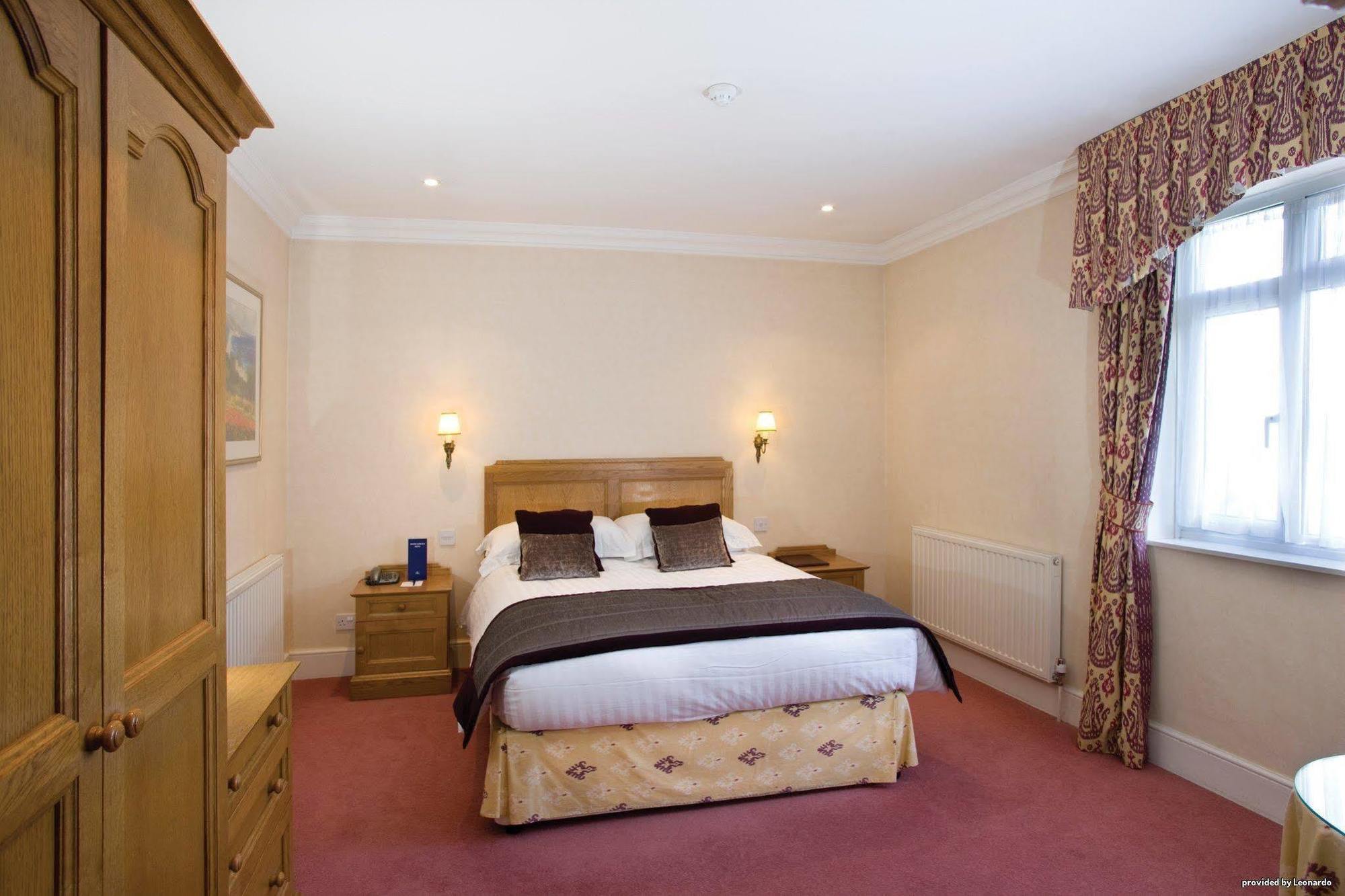 The Birch Hotel Haywards Heath Rum bild